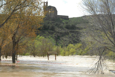 La recta de Arguedas con agua del barranco de Las Limas, cortes en la NA-134 y agua en las Bardenas tras las lluvias del 12 de abril.
