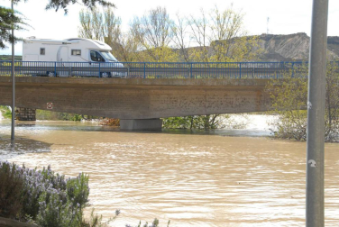 La recta de Arguedas con agua del barranco de Las Limas, cortes en la NA-134 y agua en las Bardenas tras las lluvias del 12 de abril.