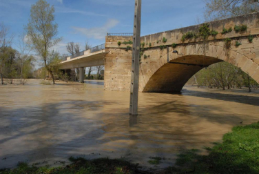 La recta de Arguedas con agua del barranco de Las Limas, cortes en la NA-134 y agua en las Bardenas tras las lluvias del 12 de abril.