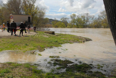 La recta de Arguedas con agua del barranco de Las Limas, cortes en la NA-134 y agua en las Bardenas tras las lluvias del 12 de abril.