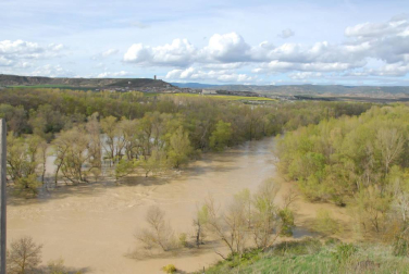 La recta de Arguedas con agua del barranco de Las Limas, cortes en la NA-134 y agua en las Bardenas tras las lluvias del 12 de abril.