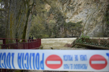 La recta de Arguedas con agua del barranco de Las Limas, cortes en la NA-134 y agua en las Bardenas tras las lluvias del 12 de abril.
