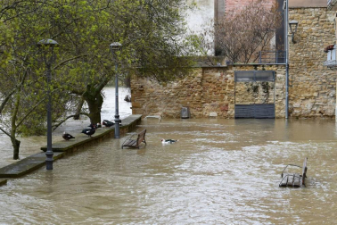 La recta de Arguedas con agua del barranco de Las Limas, cortes en la NA-134 y agua en las Bardenas tras las lluvias del 12 de abril.