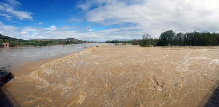 La recta de Arguedas con agua del barranco de Las Limas, cortes en la NA-134 y agua en las Bardenas tras las lluvias del 12 de abril.