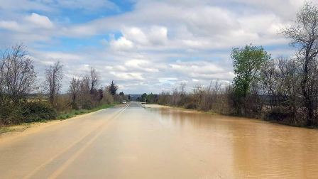 La recta de Arguedas con agua del barranco de Las Limas, cortes en la NA-134 y agua en las Bardenas tras las lluvias del 12 de abril.