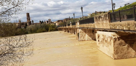 La recta de Arguedas con agua del barranco de Las Limas, cortes en la NA-134 y agua en las Bardenas tras las lluvias del 12 de abril.