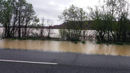 La recta de Arguedas con agua del barranco de Las Limas, cortes en la NA-134 y agua en las Bardenas tras las lluvias del 12 de abril.