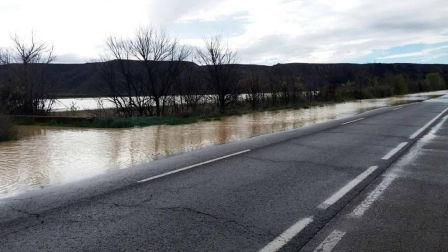 La recta de Arguedas con agua del barranco de Las Limas, cortes en la NA-134 y agua en las Bardenas tras las lluvias del 12 de abril.