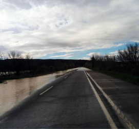 La recta de Arguedas con agua del barranco de Las Limas, cortes en la NA-134 y agua en las Bardenas tras las lluvias del 12 de abril.