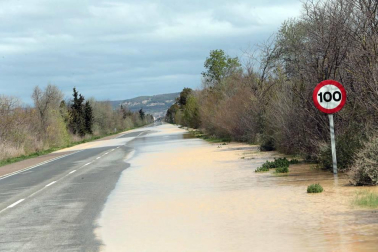 La recta de Arguedas con agua del barranco de Las Limas, cortes en la NA-134 y agua en las Bardenas tras las lluvias del 12 de abril.