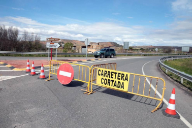 La recta de Arguedas con agua del barranco de Las Limas, cortes en la NA-134 y agua en las Bardenas tras las lluvias del 12 de abril.