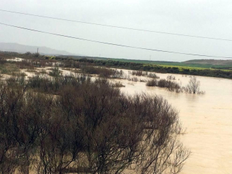 La recta de Arguedas con agua del barranco de Las Limas, cortes en la NA-134 y agua en las Bardenas tras las lluvias del 12 de abril.