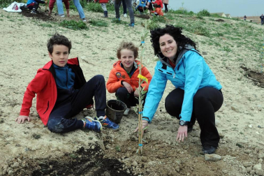 La apyma del colegio público de Caparroso y el ayuntamiento local organizaron el viernes 6 de abril una nueva edición del Día del árbol. Los vecinos acudieron a la cita con sus azadas, a pesar de las inclemencias meteorológicas. Todos ellos, tras dejar bien plantados sus ejemplares de olivo, fueron recompensados con una merienda.