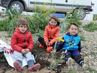 La apyma del colegio público de Caparroso y el ayuntamiento local organizaron el viernes 6 de abril una nueva edición del Día del árbol. Los vecinos acudieron a la cita con sus azadas, a pesar de las inclemencias meteorológicas. Todos ellos, tras dejar bien plantados sus ejemplares de olivo, fueron recompensados con una merienda.