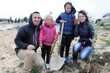 La apyma del colegio público de Caparroso y el ayuntamiento local organizaron el viernes 6 de abril una nueva edición del Día del árbol. Los vecinos acudieron a la cita con sus azadas, a pesar de las inclemencias meteorológicas. Todos ellos, tras dejar bien plantados sus ejemplares de olivo, fueron recompensados con una merienda.