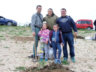 La apyma del colegio público de Caparroso y el ayuntamiento local organizaron el viernes 6 de abril una nueva edición del Día del árbol. Los vecinos acudieron a la cita con sus azadas, a pesar de las inclemencias meteorológicas. Todos ellos, tras dejar bien plantados sus ejemplares de olivo, fueron recompensados con una merienda.