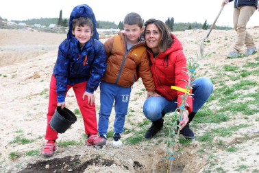 La apyma del colegio público de Caparroso y el ayuntamiento local organizaron el viernes 6 de abril una nueva edición del Día del árbol. Los vecinos acudieron a la cita con sus azadas, a pesar de las inclemencias meteorológicas. Todos ellos, tras dejar bien plantados sus ejemplares de olivo, fueron recompensados con una merienda.