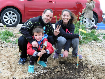 La apyma del colegio público de Caparroso y el ayuntamiento local organizaron el viernes 6 de abril una nueva edición del Día del árbol. Los vecinos acudieron a la cita con sus azadas, a pesar de las inclemencias meteorológicas. Todos ellos, tras dejar bien plantados sus ejemplares de olivo, fueron recompensados con una merienda.