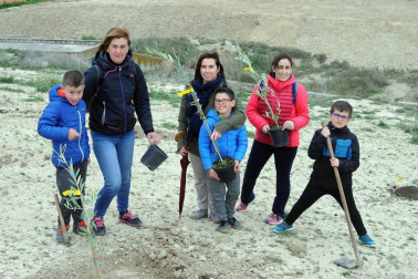 La apyma del colegio público de Caparroso y el ayuntamiento local organizaron el viernes 6 de abril una nueva edición del Día del árbol. Los vecinos acudieron a la cita con sus azadas, a pesar de las inclemencias meteorológicas. Todos ellos, tras dejar bien plantados sus ejemplares de olivo, fueron recompensados con una merienda.