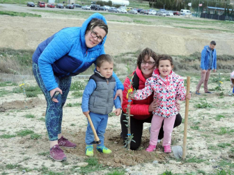 La apyma del colegio público de Caparroso y el ayuntamiento local organizaron el viernes 6 de abril una nueva edición del Día del árbol. Los vecinos acudieron a la cita con sus azadas, a pesar de las inclemencias meteorológicas. Todos ellos, tras dejar bien plantados sus ejemplares de olivo, fueron recompensados con una merienda.