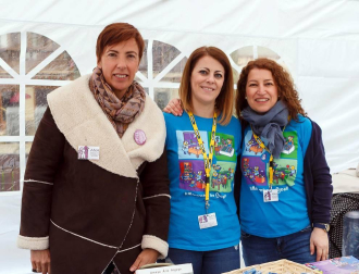ANA (Asociación Navarra de Autismo) celebró el domingo 8 de abril una jornada de concienciación con motivo del Día Internacional del Autismo. La céntrica Plaza del Castillo fue el lugar elegido para el desarrollo del programa que, además de las mesas informativas, incluyó hinchables, concentración de dantzaris, entrega de premios del VII Concurso de dibujo, masterclass de zumba y concierto solidario a cargo de Epsilon.