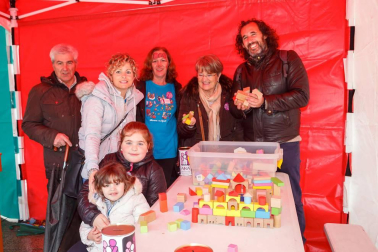 ANA (Asociación Navarra de Autismo) celebró el domingo 8 de abril una jornada de concienciación con motivo del Día Internacional del Autismo. La céntrica Plaza del Castillo fue el lugar elegido para el desarrollo del programa que, además de las mesas informativas, incluyó hinchables, concentración de dantzaris, entrega de premios del VII Concurso de dibujo, masterclass de zumba y concierto solidario a cargo de Epsilon.