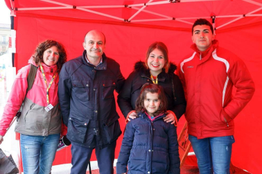 ANA (Asociación Navarra de Autismo) celebró el domingo 8 de abril una jornada de concienciación con motivo del Día Internacional del Autismo. La céntrica Plaza del Castillo fue el lugar elegido para el desarrollo del programa que, además de las mesas informativas, incluyó hinchables, concentración de dantzaris, entrega de premios del VII Concurso de dibujo, masterclass de zumba y concierto solidario a cargo de Epsilon.