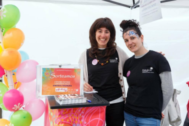 ANA (Asociación Navarra de Autismo) celebró el domingo 8 de abril una jornada de concienciación con motivo del Día Internacional del Autismo. La céntrica Plaza del Castillo fue el lugar elegido para el desarrollo del programa que, además de las mesas informativas, incluyó hinchables, concentración de dantzaris, entrega de premios del VII Concurso de dibujo, masterclass de zumba y concierto solidario a cargo de Epsilon.