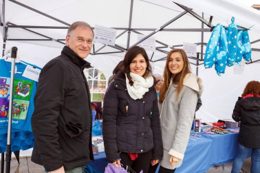ANA (Asociación Navarra de Autismo) celebró el domingo 8 de abril una jornada de concienciación con motivo del Día Internacional del Autismo. La céntrica Plaza del Castillo fue el lugar elegido para el desarrollo del programa que, además de las mesas informativas, incluyó hinchables, concentración de dantzaris, entrega de premios del VII Concurso de dibujo, masterclass de zumba y concierto solidario a cargo de Epsilon.