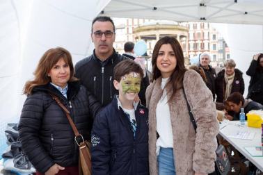ANA (Asociación Navarra de Autismo) celebró el domingo 8 de abril una jornada de concienciación con motivo del Día Internacional del Autismo. La céntrica Plaza del Castillo fue el lugar elegido para el desarrollo del programa que, además de las mesas informativas, incluyó hinchables, concentración de dantzaris, entrega de premios del VII Concurso de dibujo, masterclass de zumba y concierto solidario a cargo de Epsilon.
