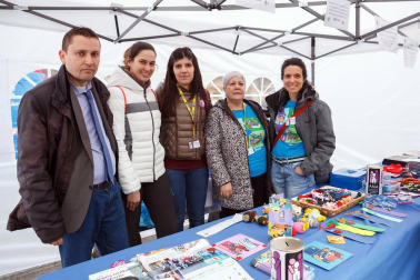 ANA (Asociación Navarra de Autismo) celebró el domingo 8 de abril una jornada de concienciación con motivo del Día Internacional del Autismo. La céntrica Plaza del Castillo fue el lugar elegido para el desarrollo del programa que, además de las mesas informativas, incluyó hinchables, concentración de dantzaris, entrega de premios del VII Concurso de dibujo, masterclass de zumba y concierto solidario a cargo de Epsilon.