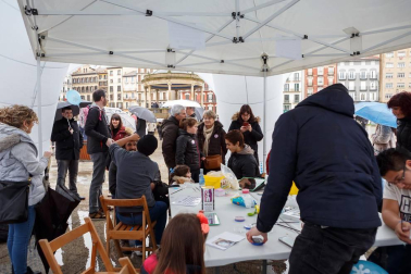 ANA (Asociación Navarra de Autismo) celebró el domingo 8 de abril una jornada de concienciación con motivo del Día Internacional del Autismo. La céntrica Plaza del Castillo fue el lugar elegido para el desarrollo del programa que, además de las mesas informativas, incluyó hinchables, concentración de dantzaris, entrega de premios del VII Concurso de dibujo, masterclass de zumba y concierto solidario a cargo de Epsilon.