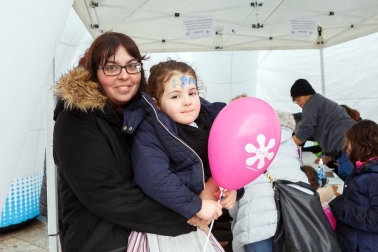 ANA (Asociación Navarra de Autismo) celebró el domingo 8 de abril una jornada de concienciación con motivo del Día Internacional del Autismo. La céntrica Plaza del Castillo fue el lugar elegido para el desarrollo del programa que, además de las mesas informativas, incluyó hinchables, concentración de dantzaris, entrega de premios del VII Concurso de dibujo, masterclass de zumba y concierto solidario a cargo de Epsilon.