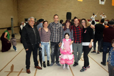 El pabellón polideportivo del colegio Hilarión Eslava acogió, a lo largo del pasado fin de semana, la celebración de la Feria de Abril, evento organizado por el Grupo Alegrías de Burlada. La mañana del domingo cerró las celebraciones con una cita gastronómica y folclórica: cata de aceite, degustación de jamón y certamen de sevillanas.
