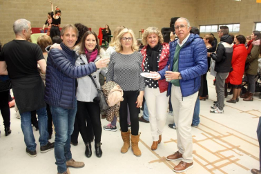 El pabellón polideportivo del colegio Hilarión Eslava acogió, a lo largo del pasado fin de semana, la celebración de la Feria de Abril, evento organizado por el Grupo Alegrías de Burlada. La mañana del domingo cerró las celebraciones con una cita gastronómica y folclórica: cata de aceite, degustación de jamón y certamen de sevillanas.