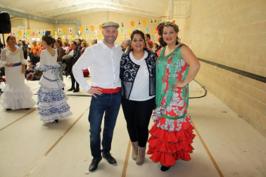 El pabellón polideportivo del colegio Hilarión Eslava acogió, a lo largo del pasado fin de semana, la celebración de la Feria de Abril, evento organizado por el Grupo Alegrías de Burlada. La mañana del domingo cerró las celebraciones con una cita gastronómica y folclórica: cata de aceite, degustación de jamón y certamen de sevillanas.