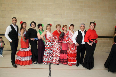 El pabellón polideportivo del colegio Hilarión Eslava acogió, a lo largo del pasado fin de semana, la celebración de la Feria de Abril, evento organizado por el Grupo Alegrías de Burlada. La mañana del domingo cerró las celebraciones con una cita gastronómica y folclórica: cata de aceite, degustación de jamón y certamen de sevillanas.