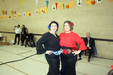 El pabellón polideportivo del colegio Hilarión Eslava acogió, a lo largo del pasado fin de semana, la celebración de la Feria de Abril, evento organizado por el Grupo Alegrías de Burlada. La mañana del domingo cerró las celebraciones con una cita gastronómica y folclórica: cata de aceite, degustación de jamón y certamen de sevillanas.