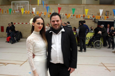 El pabellón polideportivo del colegio Hilarión Eslava acogió, a lo largo del pasado fin de semana, la celebración de la Feria de Abril, evento organizado por el Grupo Alegrías de Burlada. La mañana del domingo cerró las celebraciones con una cita gastronómica y folclórica: cata de aceite, degustación de jamón y certamen de sevillanas.