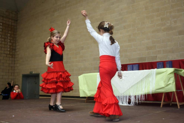 El pabellón polideportivo del colegio Hilarión Eslava acogió, a lo largo del pasado fin de semana, la celebración de la Feria de Abril, evento organizado por el Grupo Alegrías de Burlada. La mañana del domingo cerró las celebraciones con una cita gastronómica y folclórica: cata de aceite, degustación de jamón y certamen de sevillanas.