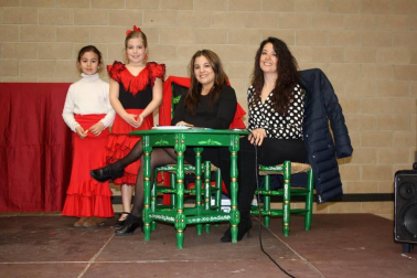 El pabellón polideportivo del colegio Hilarión Eslava acogió, a lo largo del pasado fin de semana, la celebración de la Feria de Abril, evento organizado por el Grupo Alegrías de Burlada. La mañana del domingo cerró las celebraciones con una cita gastronómica y folclórica: cata de aceite, degustación de jamón y certamen de sevillanas.