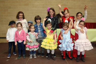 El pabellón polideportivo del colegio Hilarión Eslava acogió, a lo largo del pasado fin de semana, la celebración de la Feria de Abril, evento organizado por el Grupo Alegrías de Burlada. La mañana del domingo cerró las celebraciones con una cita gastronómica y folclórica: cata de aceite, degustación de jamón y certamen de sevillanas.