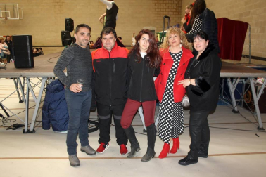 El pabellón polideportivo del colegio Hilarión Eslava acogió, a lo largo del pasado fin de semana, la celebración de la Feria de Abril, evento organizado por el Grupo Alegrías de Burlada. La mañana del domingo cerró las celebraciones con una cita gastronómica y folclórica: cata de aceite, degustación de jamón y certamen de sevillanas.