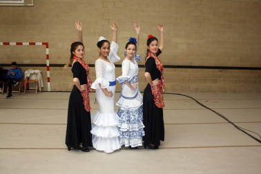 El pabellón polideportivo del colegio Hilarión Eslava acogió, a lo largo del pasado fin de semana, la celebración de la Feria de Abril, evento organizado por el Grupo Alegrías de Burlada. La mañana del domingo cerró las celebraciones con una cita gastronómica y folclórica: cata de aceite, degustación de jamón y certamen de sevillanas.
