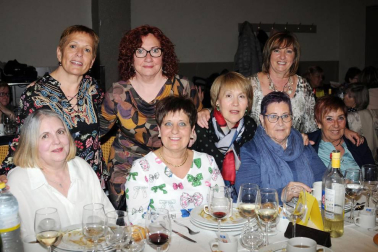 La Asociación de Mujeres Marecilla organizó una Semana Cultural del 3 al 7 de abril. Charlas, cine fórum o un recital de música y poesía formaron parte de las actividades programadas, que finalizaron con una comida en la sociedad Ana de Velasco a la que asistieron 130 comensales, con sobremesa musical a cargo de la orquesta Azabache.