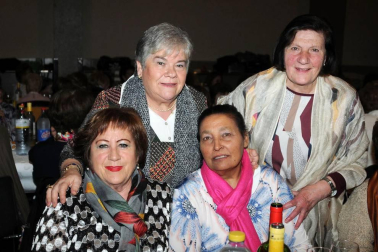 La Asociación de Mujeres Marecilla organizó una Semana Cultural del 3 al 7 de abril. Charlas, cine fórum o un recital de música y poesía formaron parte de las actividades programadas, que finalizaron con una comida en la sociedad Ana de Velasco a la que asistieron 130 comensales, con sobremesa musical a cargo de la orquesta Azabache.