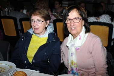 La Asociación de Mujeres Marecilla organizó una Semana Cultural del 3 al 7 de abril. Charlas, cine fórum o un recital de música y poesía formaron parte de las actividades programadas, que finalizaron con una comida en la sociedad Ana de Velasco a la que asistieron 130 comensales, con sobremesa musical a cargo de la orquesta Azabache.
