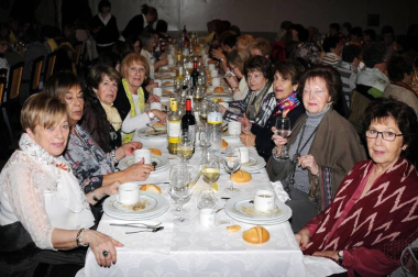 La Asociación de Mujeres Marecilla organizó una Semana Cultural del 3 al 7 de abril. Charlas, cine fórum o un recital de música y poesía formaron parte de las actividades programadas, que finalizaron con una comida en la sociedad Ana de Velasco a la que asistieron 130 comensales, con sobremesa musical a cargo de la orquesta Azabache.