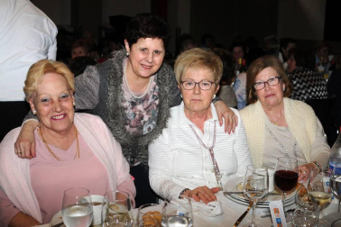 La Asociación de Mujeres Marecilla organizó una Semana Cultural del 3 al 7 de abril. Charlas, cine fórum o un recital de música y poesía formaron parte de las actividades programadas, que finalizaron con una comida en la sociedad Ana de Velasco a la que asistieron 130 comensales, con sobremesa musical a cargo de la orquesta Azabache.