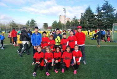 Entre el 3 y el 6 de abril tuvo lugar en El Soto de Burlada una nueva edición (y ya van doce) del ya clásico Torneo Interescolar que organiza la Federación Navarra de Béisbol y en la que tomaron parte 210 escolares que conformaron 18 equipos mixtos pertenecientes a 13 centros educativos de toda la comarca de Pamplona.